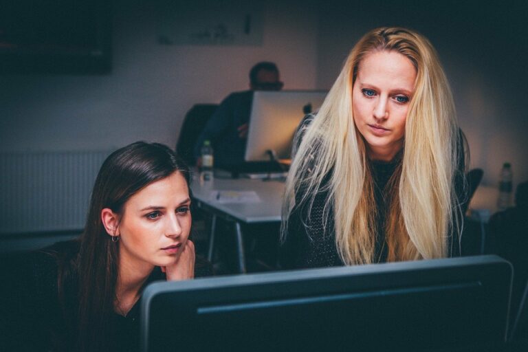 Femmes en brainstorming d'idées d'entreprise